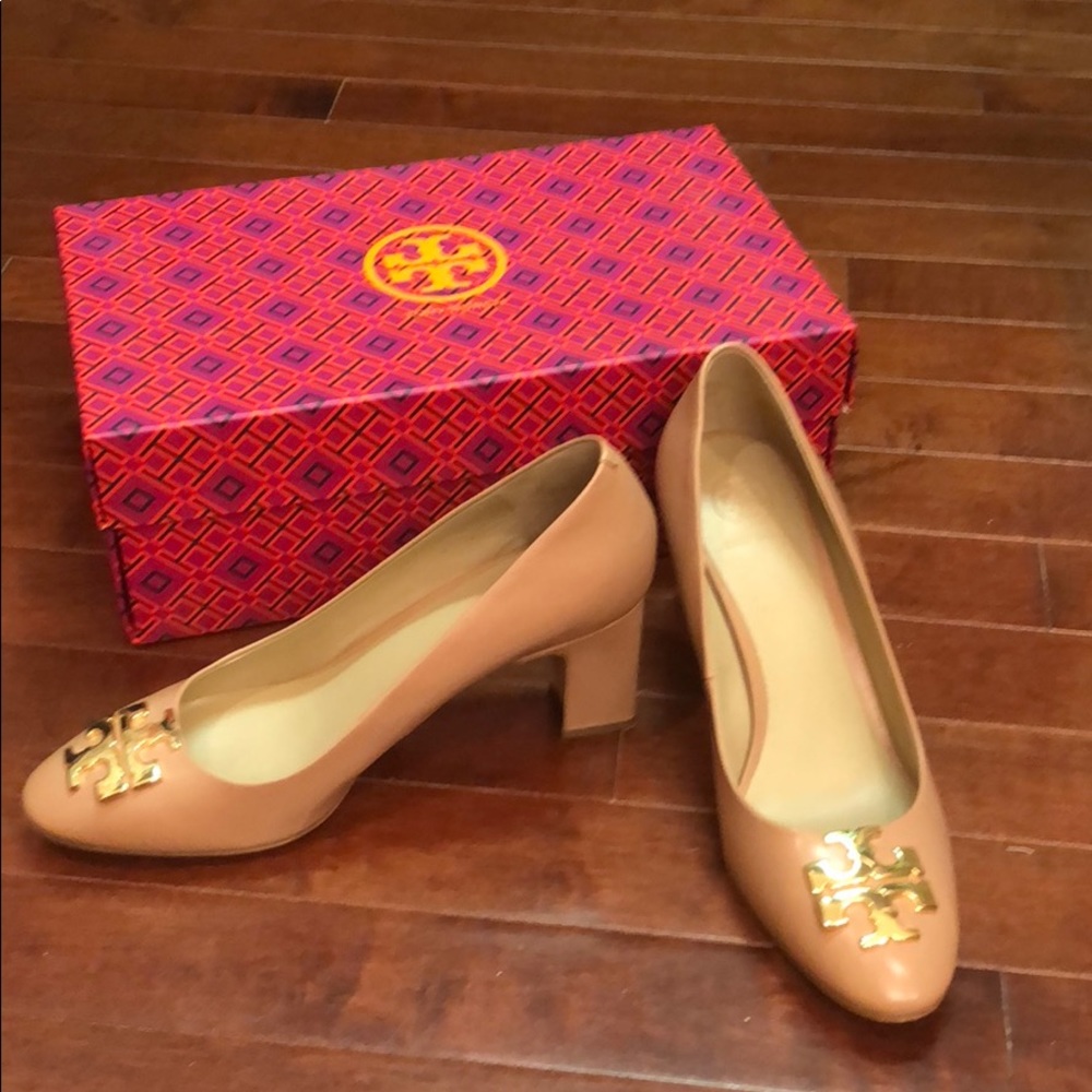 Tory Burch Raleigh 70MM Pump. Blush Oak color.